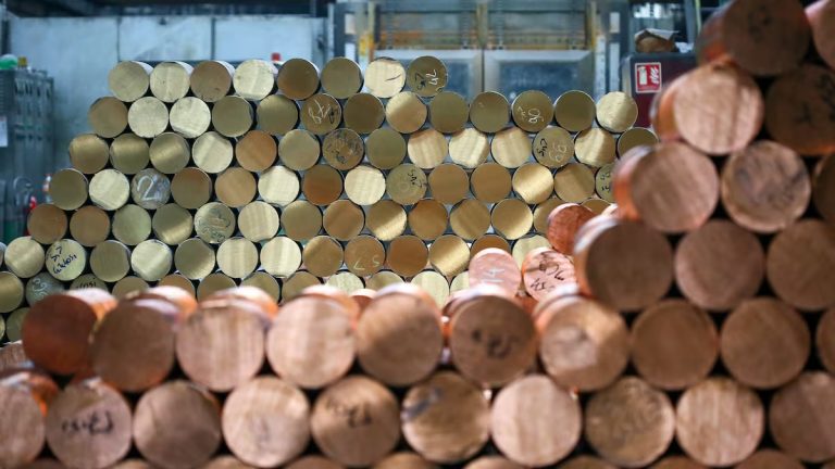 Crisis de suministro y aranceles: Las claves del precio récord del cobre por encima de US$12.000 ▶️ Supply shortage and tariffs: Key factors behind record copper prices above US$12,000