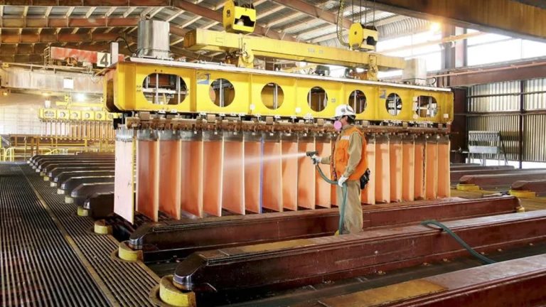 Cátodos de cobre, objetivo de las fusiones mineras.